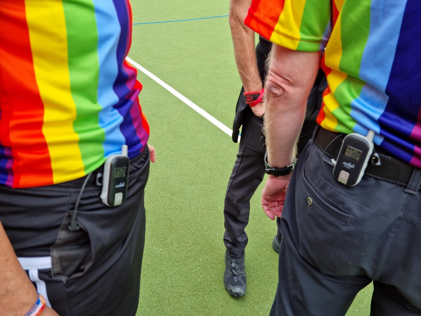 hockey-toernooi-headset-communicatie-scheidsrechter-veld